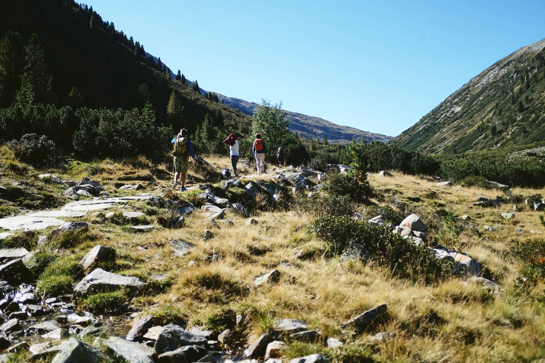 Wanderer bei einer Alpenüberquerung zwischen Deutschland und Österreich
