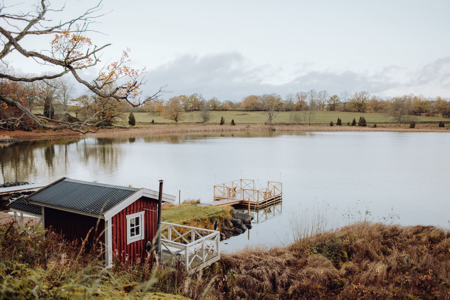 Eine traditionelle Sauna, die direkt an einem See liegt und zu einem erfrischenden Bad einlädt, um sich zwischen den Saunagängen abzukühlen.