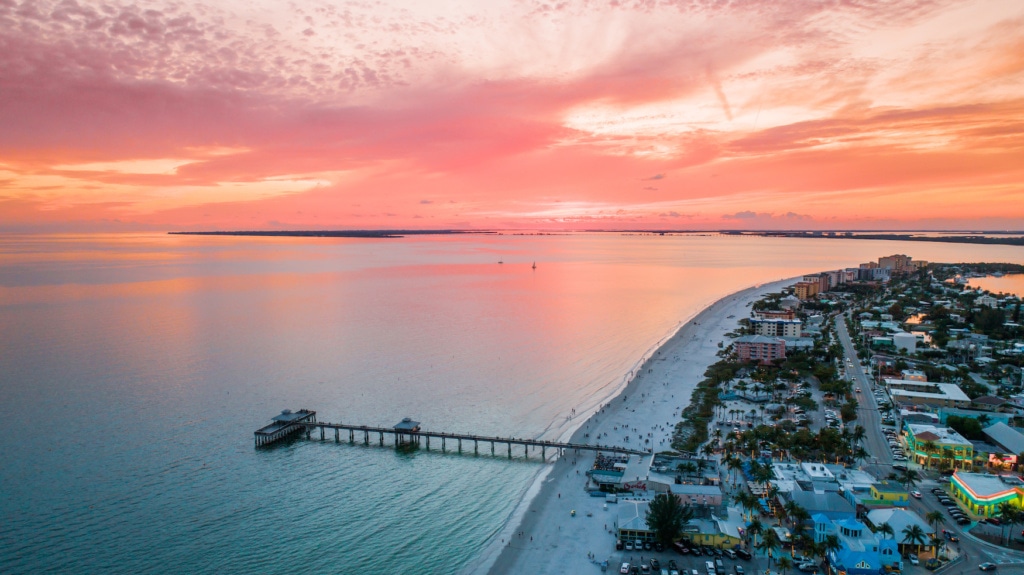 Sonnenuntergang über dem Pier in Fort Myers