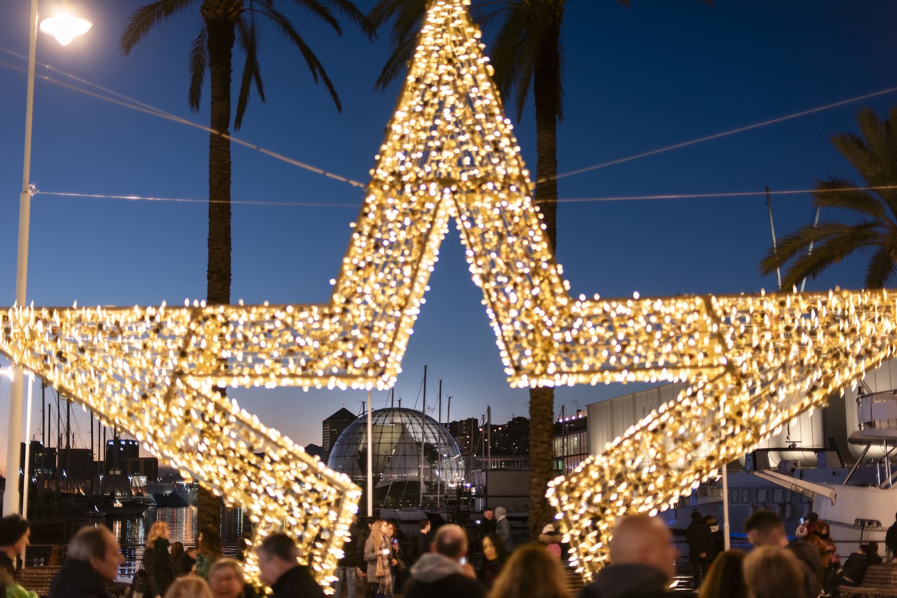 Weihnachtlich geschmückter Hafen in Genua