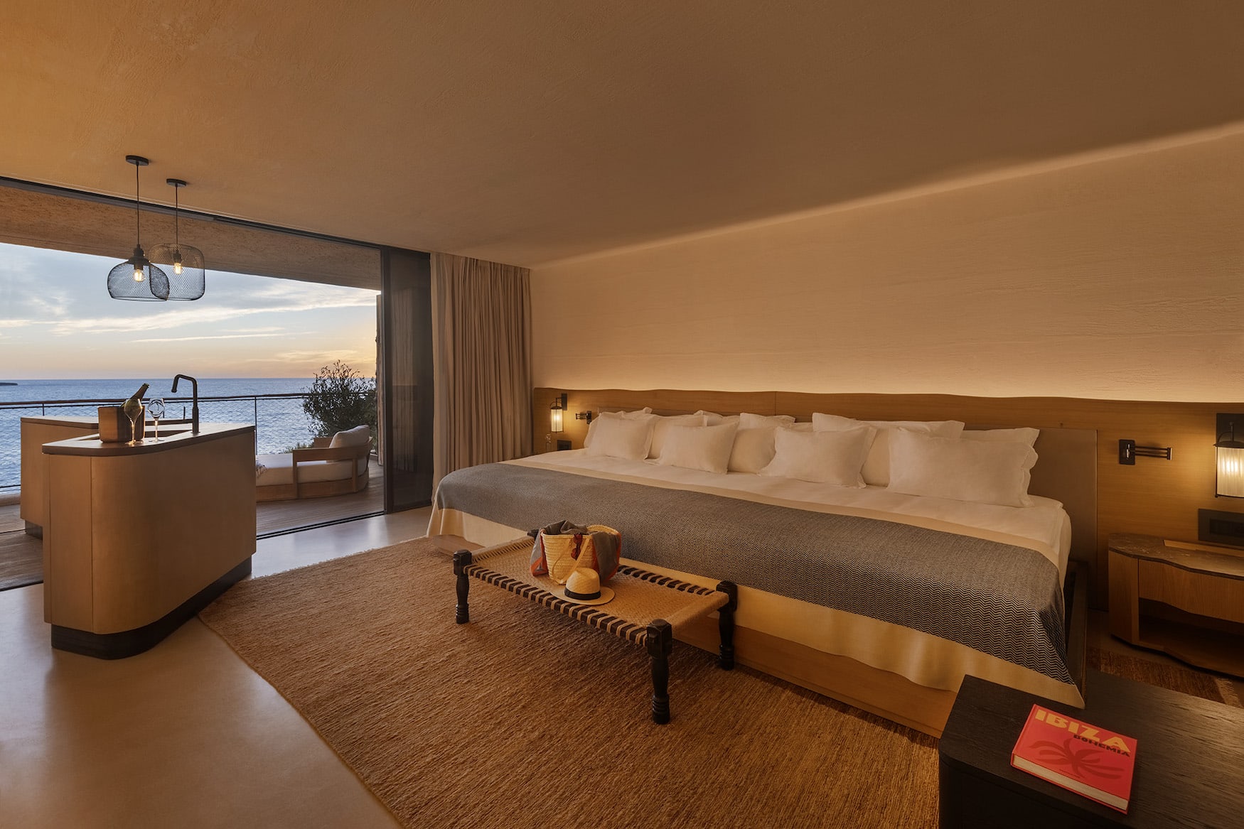 Ins Bett des Six Senses Ibiza passt locker eine ganze Familie.