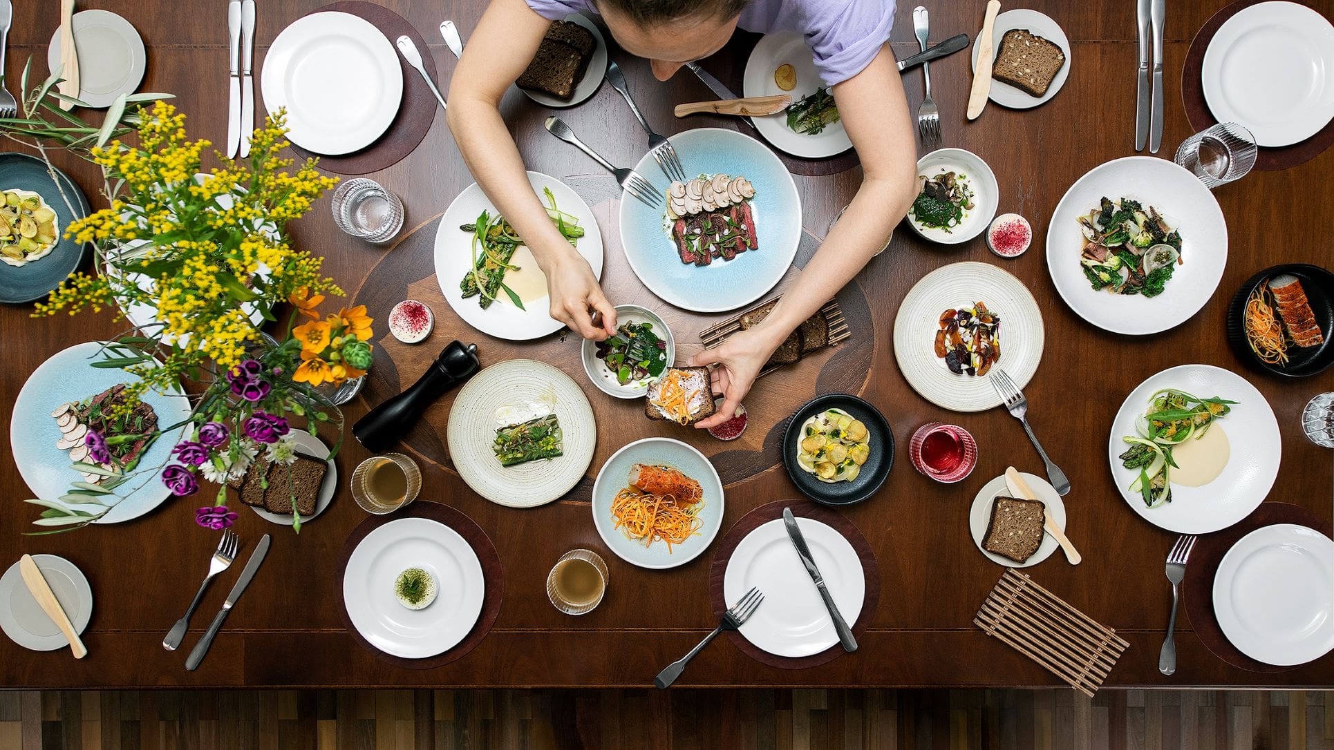 Tisch mit Speisen im Restaurant Lee in Tallinn
