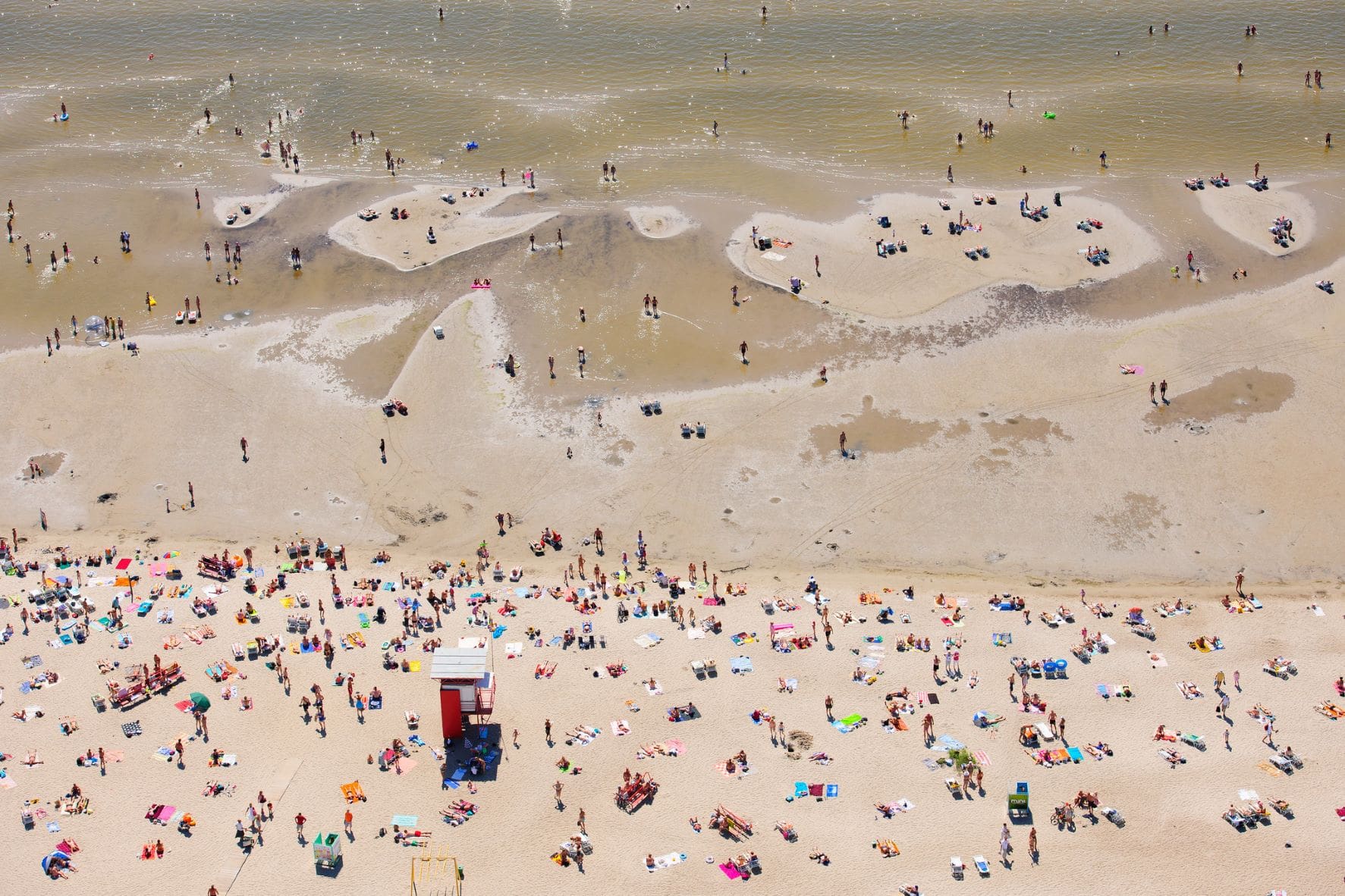 Badende im Sommer am Pärnu-Strand in Estland 