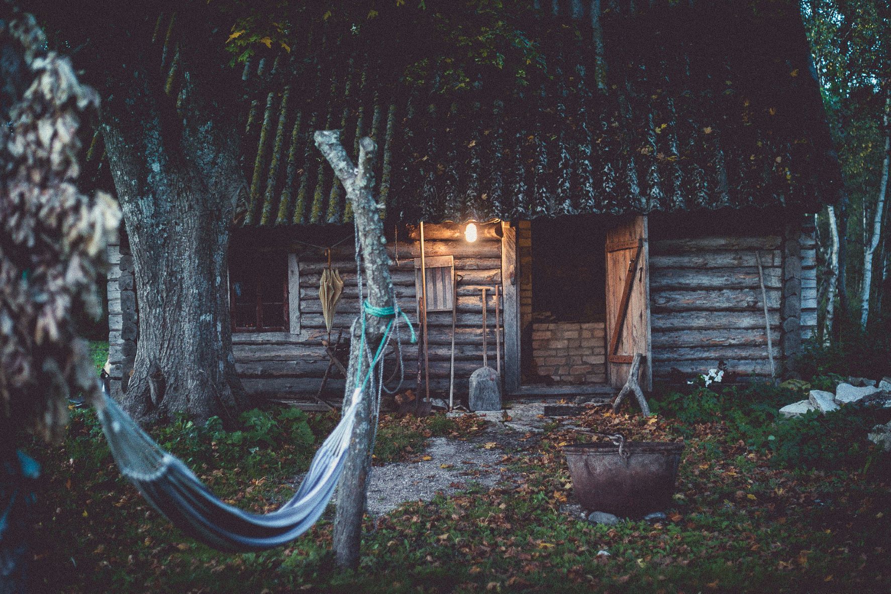 Außenaufnahme einer Rauchsauna in Estland 