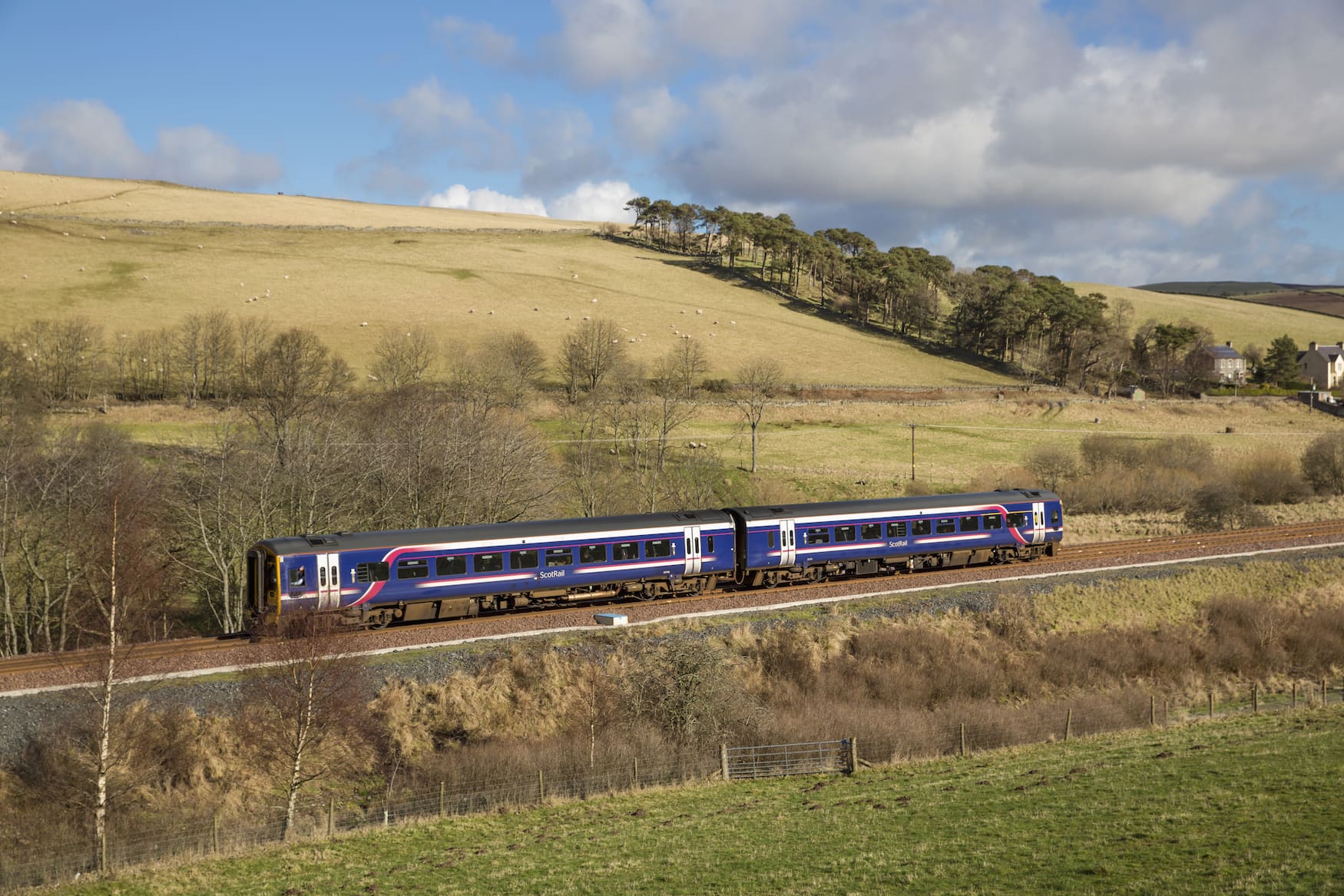 ein Zug in Schottland auf der Borders Railway Route