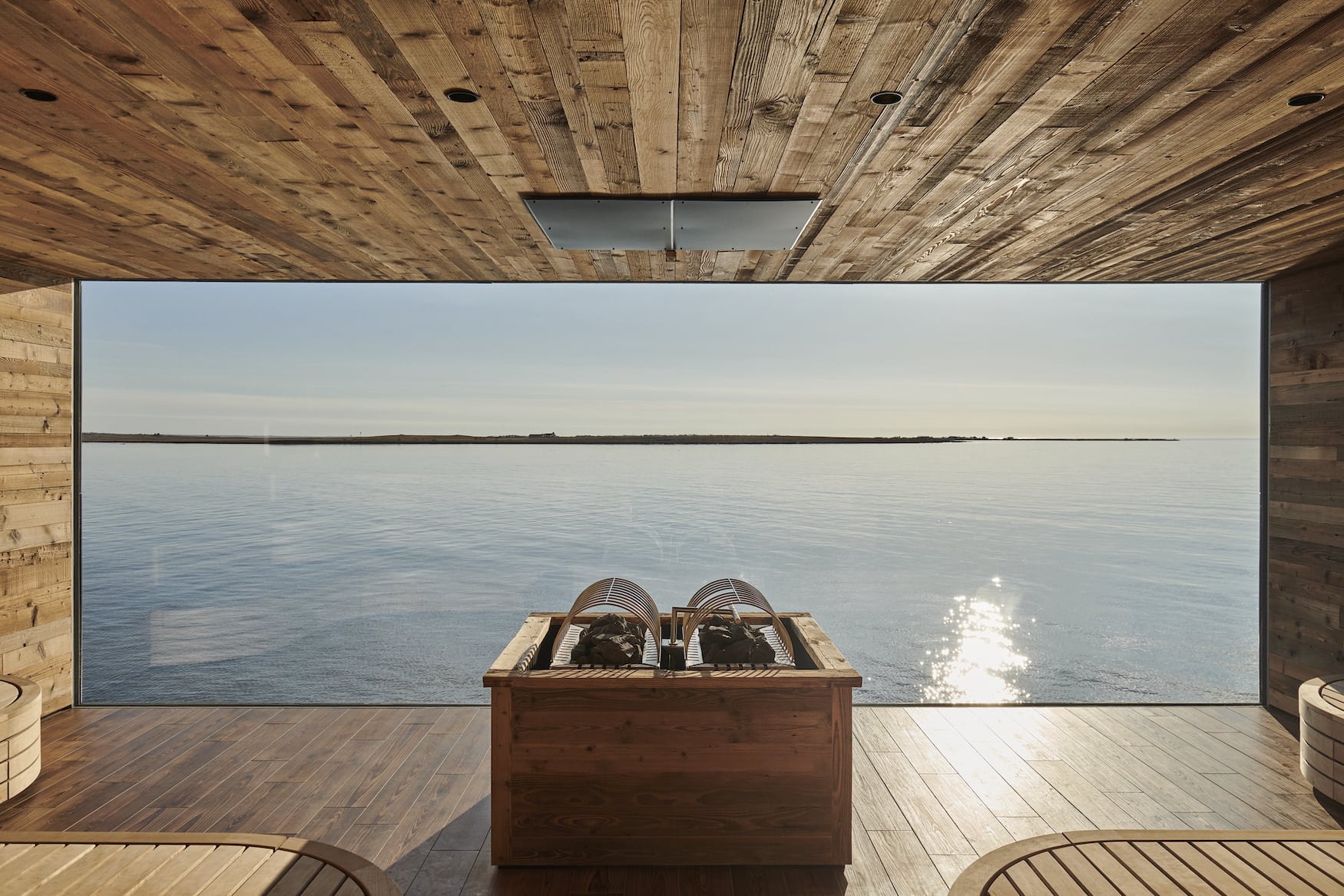 Panorama-Blick über den Ozean in einer Sauna in Island