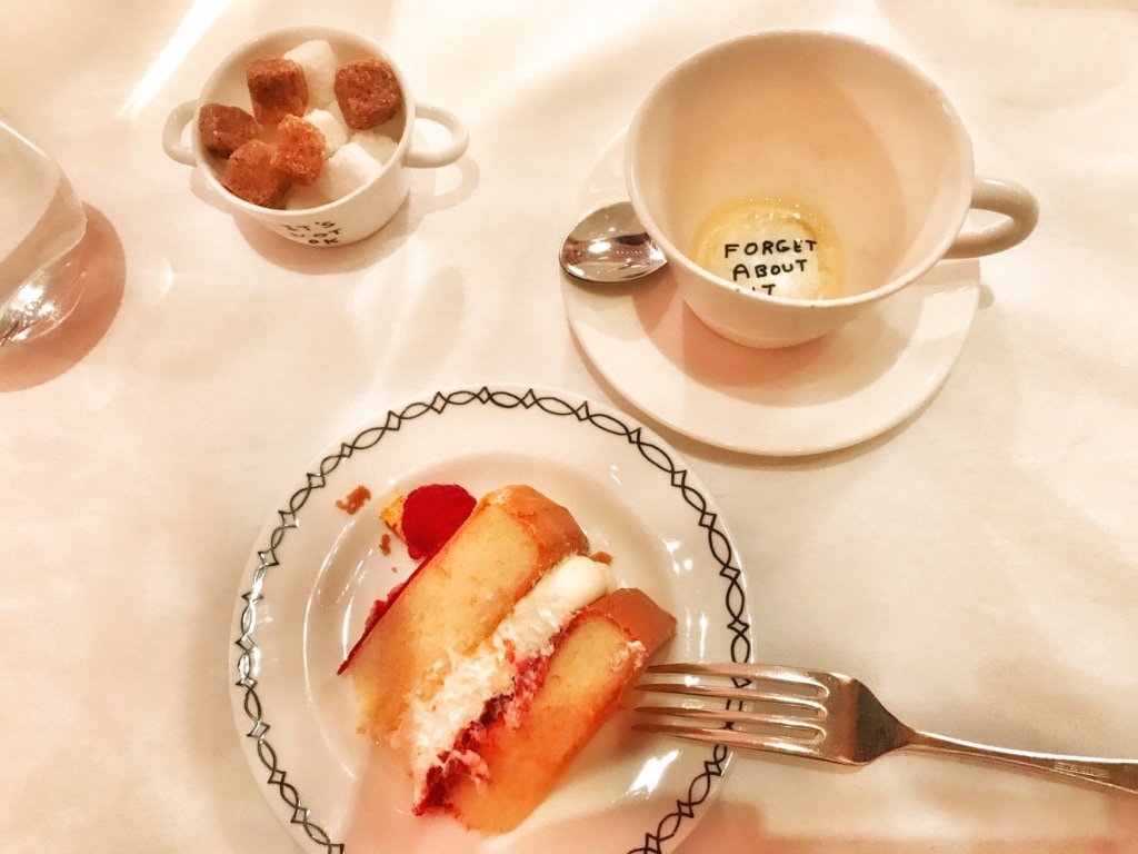 Kuchen und Tee serviert beim Afternoon Tea in einem Hotel in London