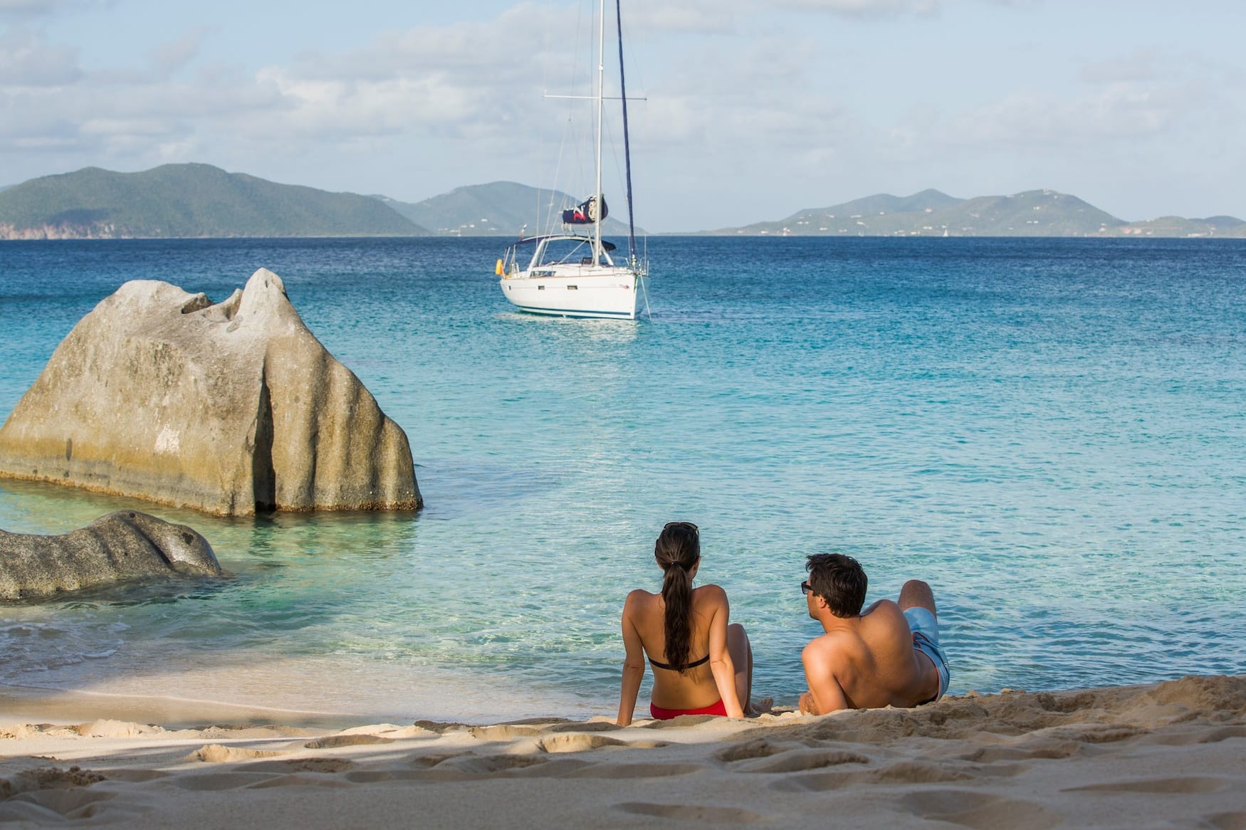Ankern am einsamen Traumstrand in den British Virgin Islands (BVI)