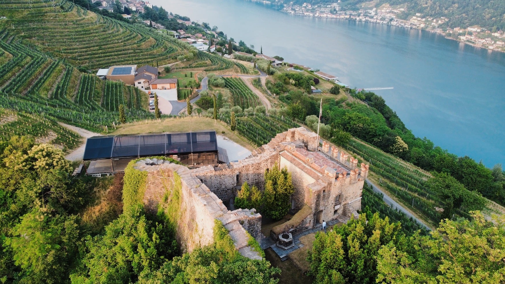 Drohenaufnahme Weingut Tenuta Castello di Morcote