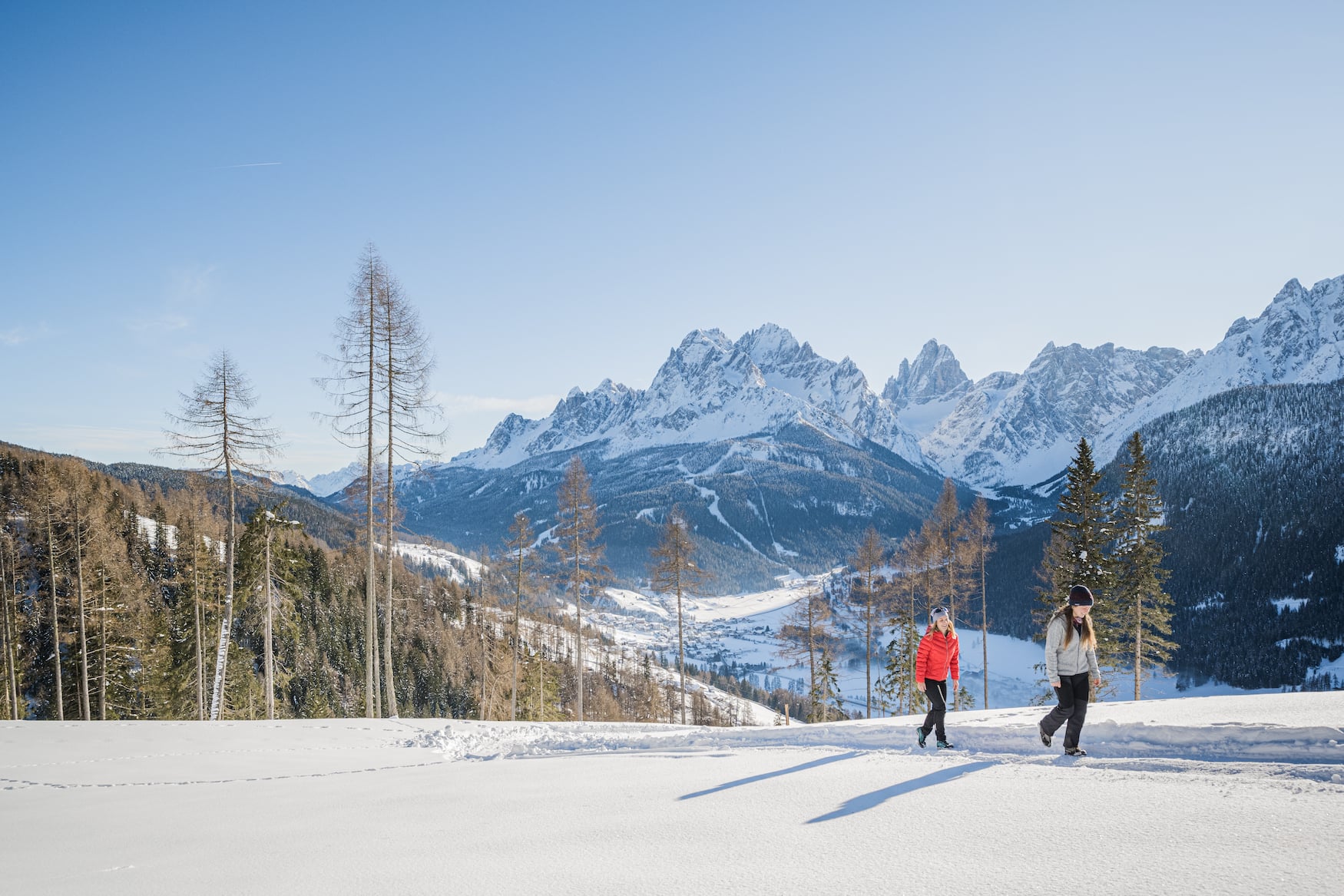 Winterwandern oberhalb von Sexten, Blick auf die Sextner Sonnenuhr