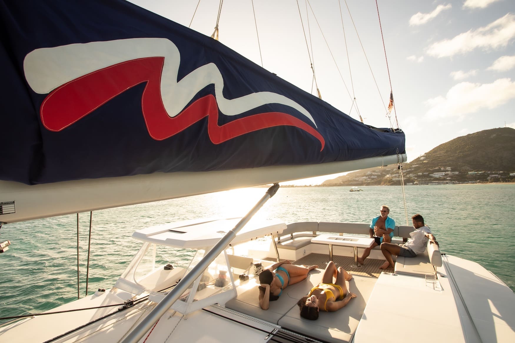Freunde entspannen auf dem Deck einer The Moorings Yacht