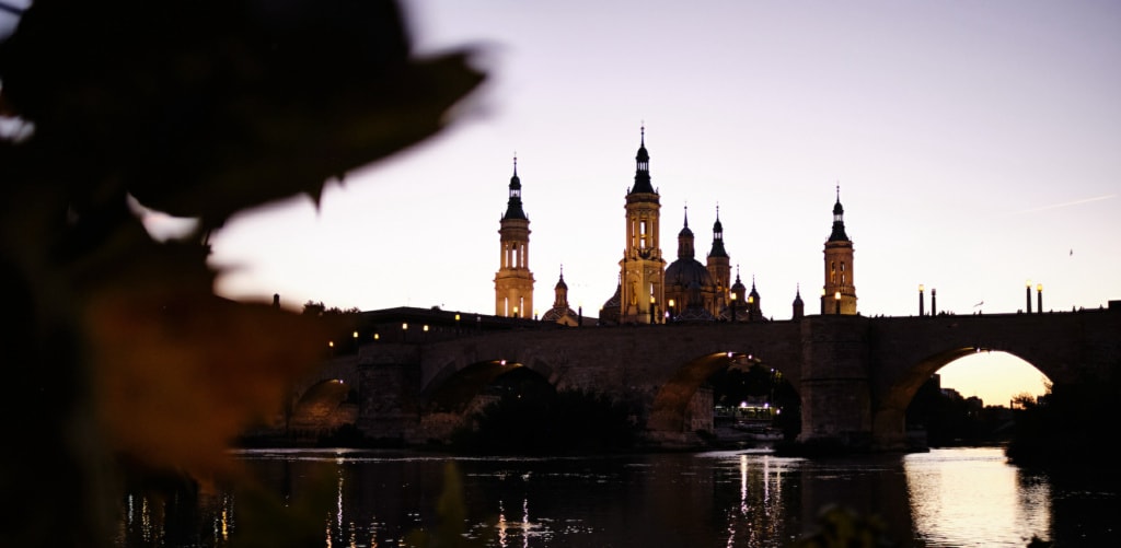 Basilika in Saragossa am Abend bei Sonnenuntergang