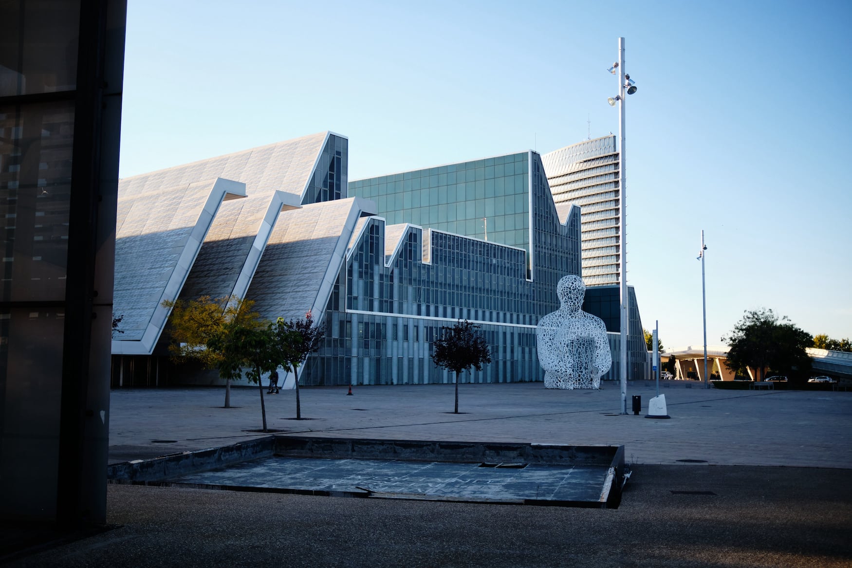 Expo-Gelände mit Statue in Saragossa, Spanien