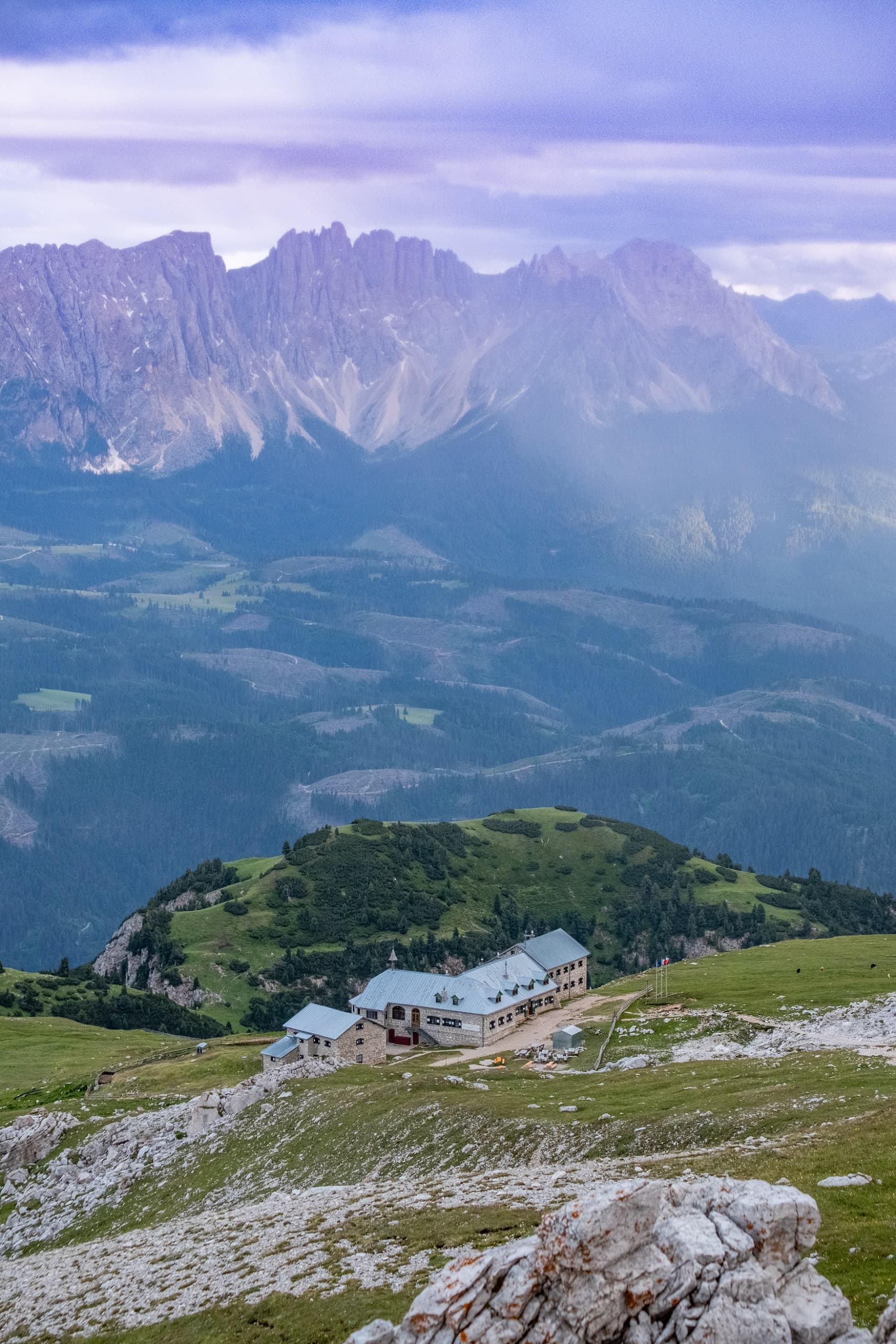Sonnenaufgang über einer der schönsten Hütten in den Alpen in den italienischen Dolomiten
