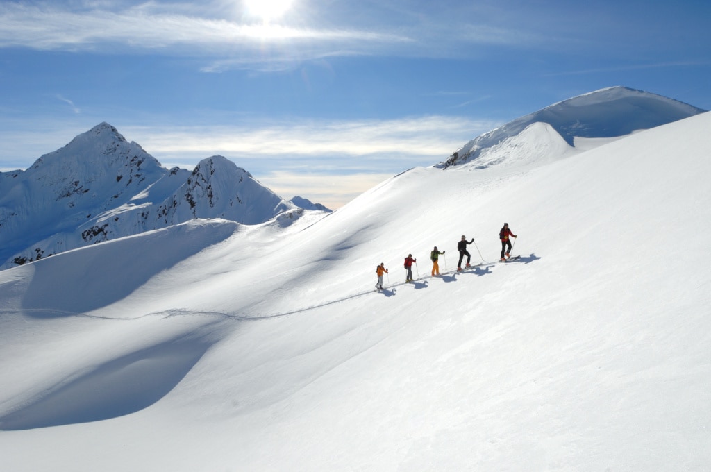 Die Stille genießen Tourengeher in unberührter Schneelandschaft hoch über St. Anton am Arlberg