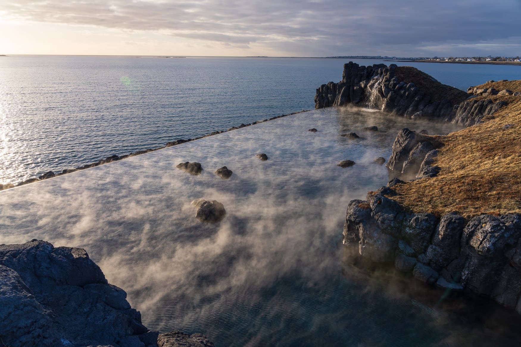 Thermalbecken vor der kulisse von Reykjavik