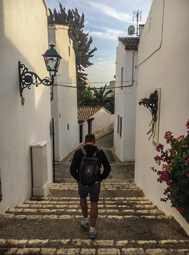 Tourist geht durch eine Gasse in der Altstadt von Altea
