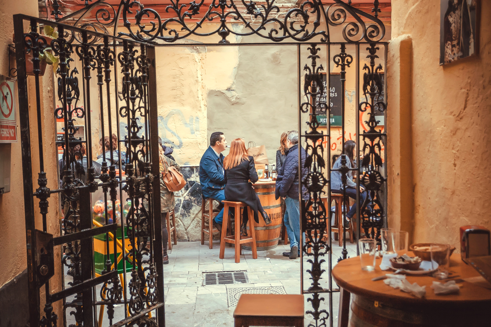 Besucher auf der Terrasse einer Bar in Malaga
