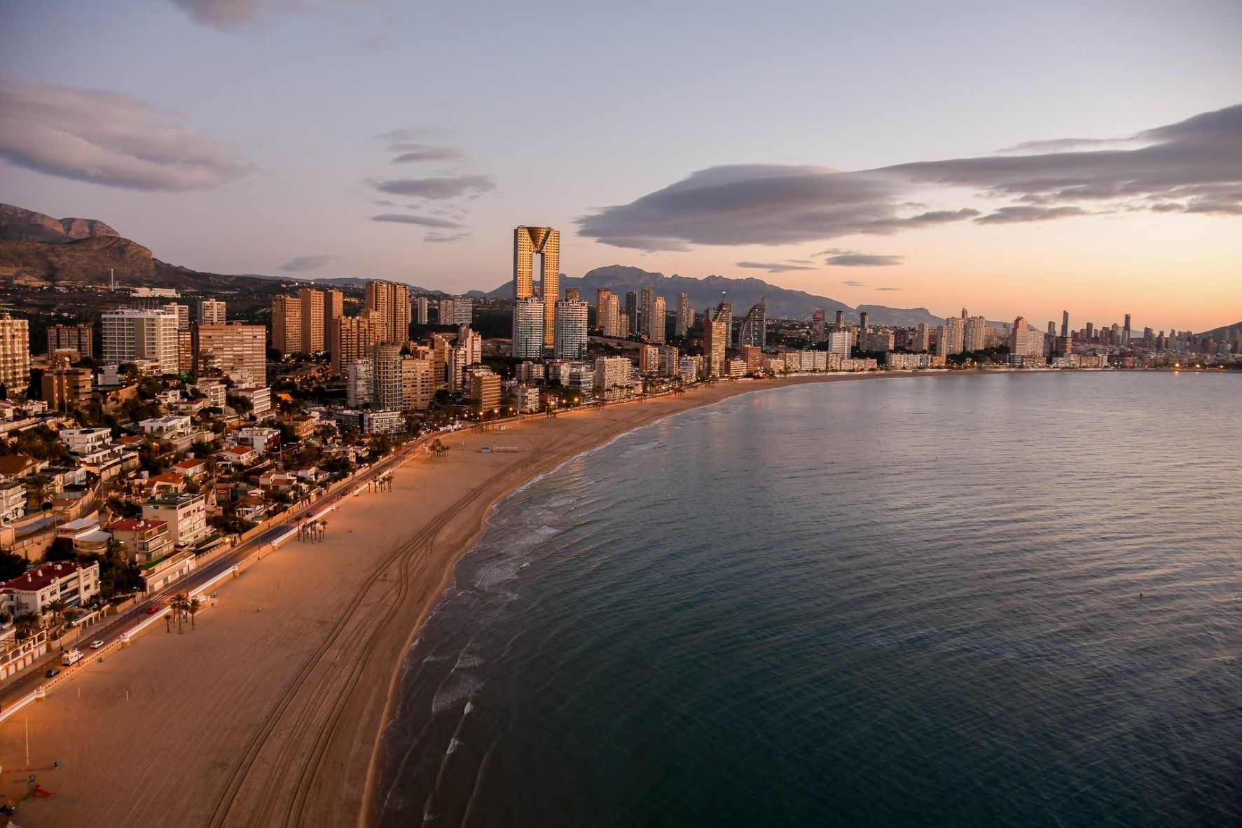 Blick auf den Strand und die Skyline von Benidorm an der Costa Blanca