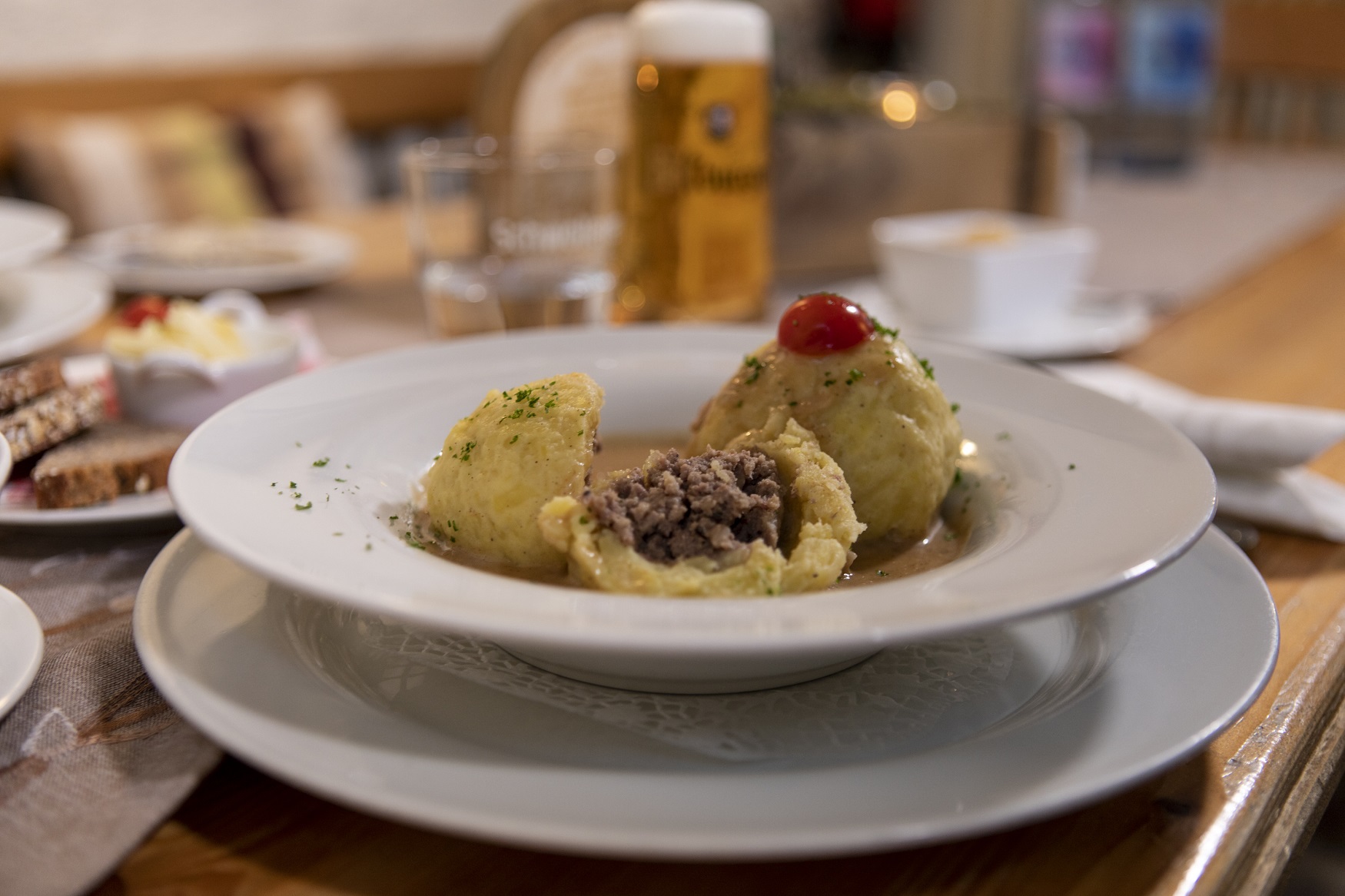 Das Gericht "Gefillte Klees", das aus Kartoffeln gemacht wird, wird appetitlich angerichtet auf einem Teller serviert