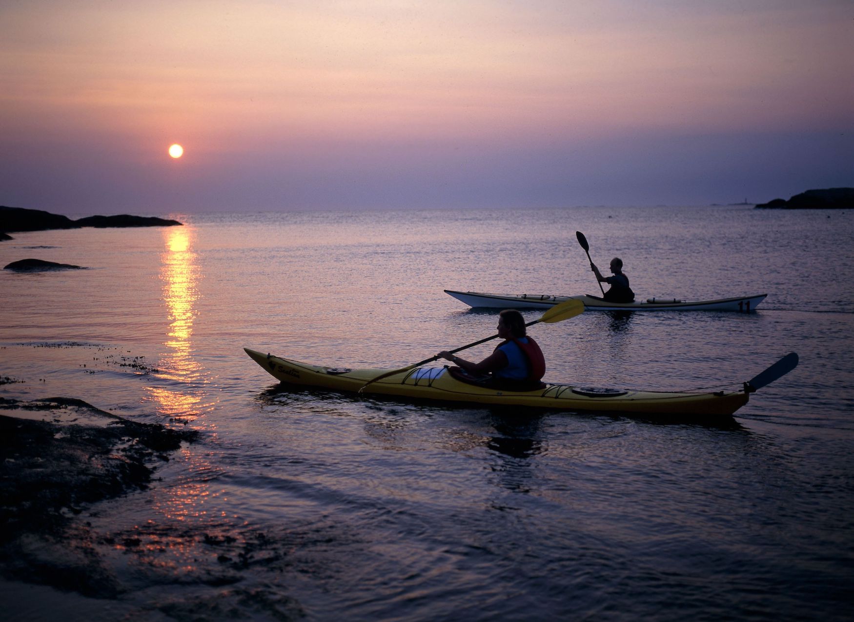 Kanufahren im Sonnenuntergang Schweden
