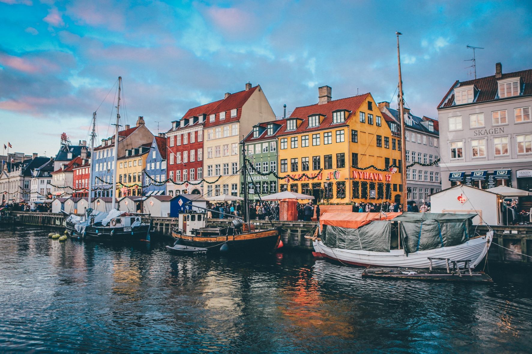 Blick auf Wasser und Häuser in Kopenhagen 
