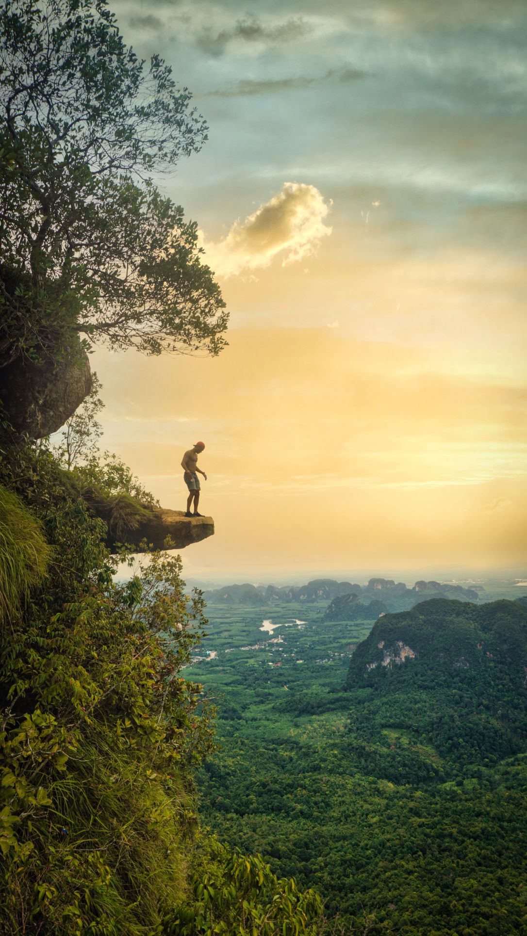 Mann steht auf einem Felsen in Thailand