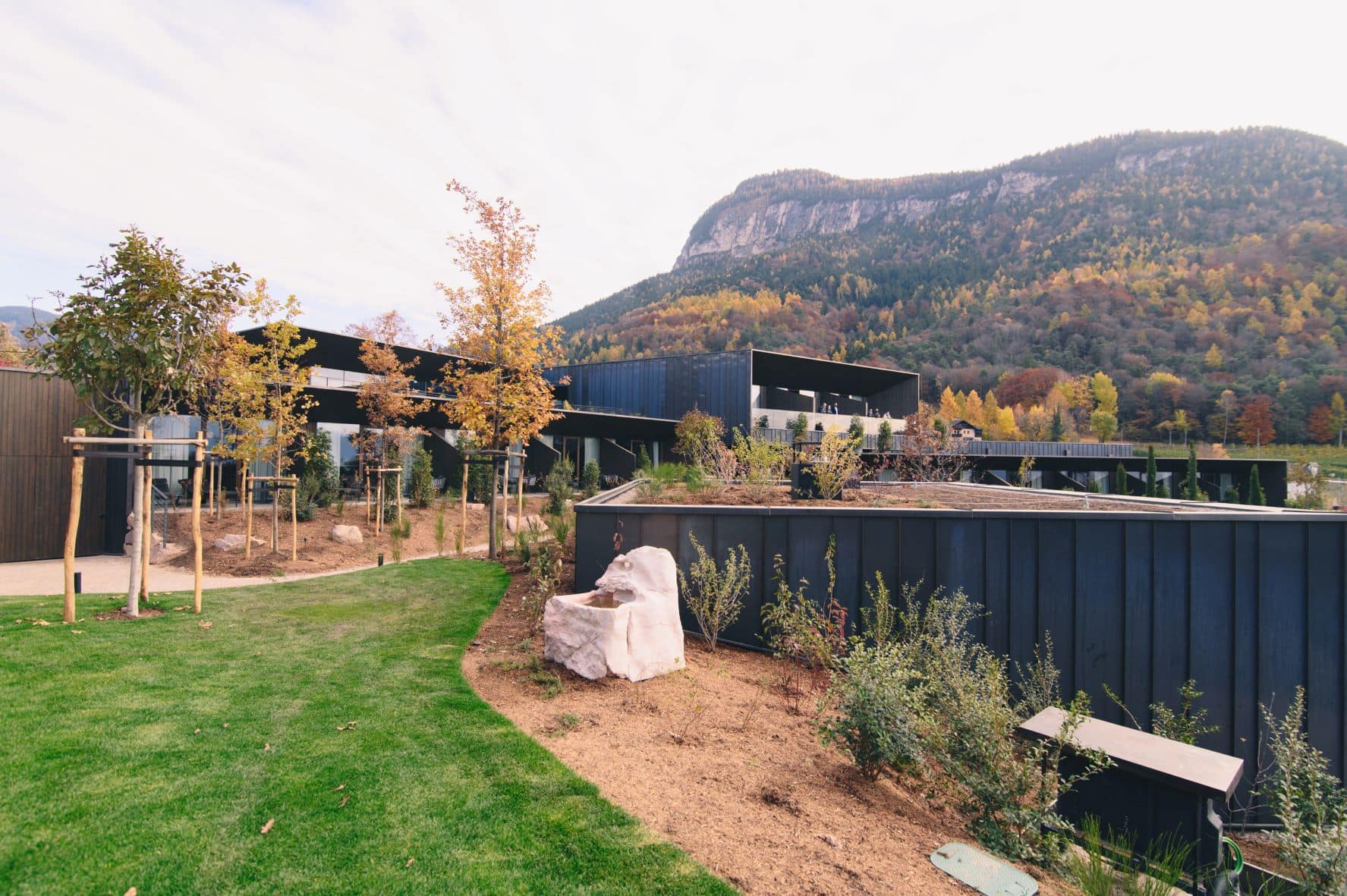 Garten und Fassade des Manna Resort in Südtirol 