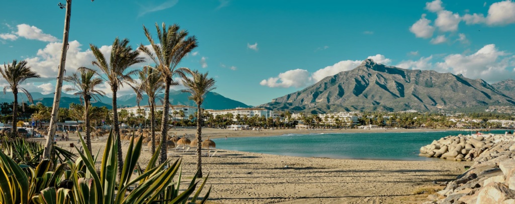 Marbella: Blick auf Strand und Berg Puerto Banus