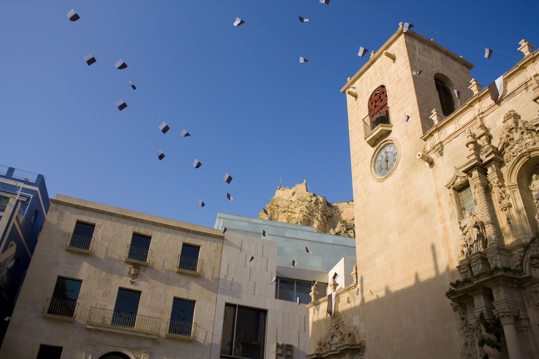 Museum of Contemporary Art of Alicante (MACA) und Basilika Santa Maria