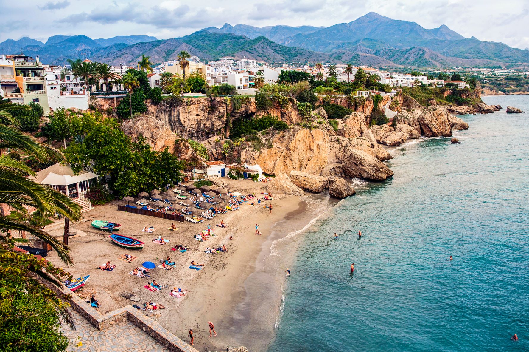 Strand in der Stadt Nerja an der Costa del Sol