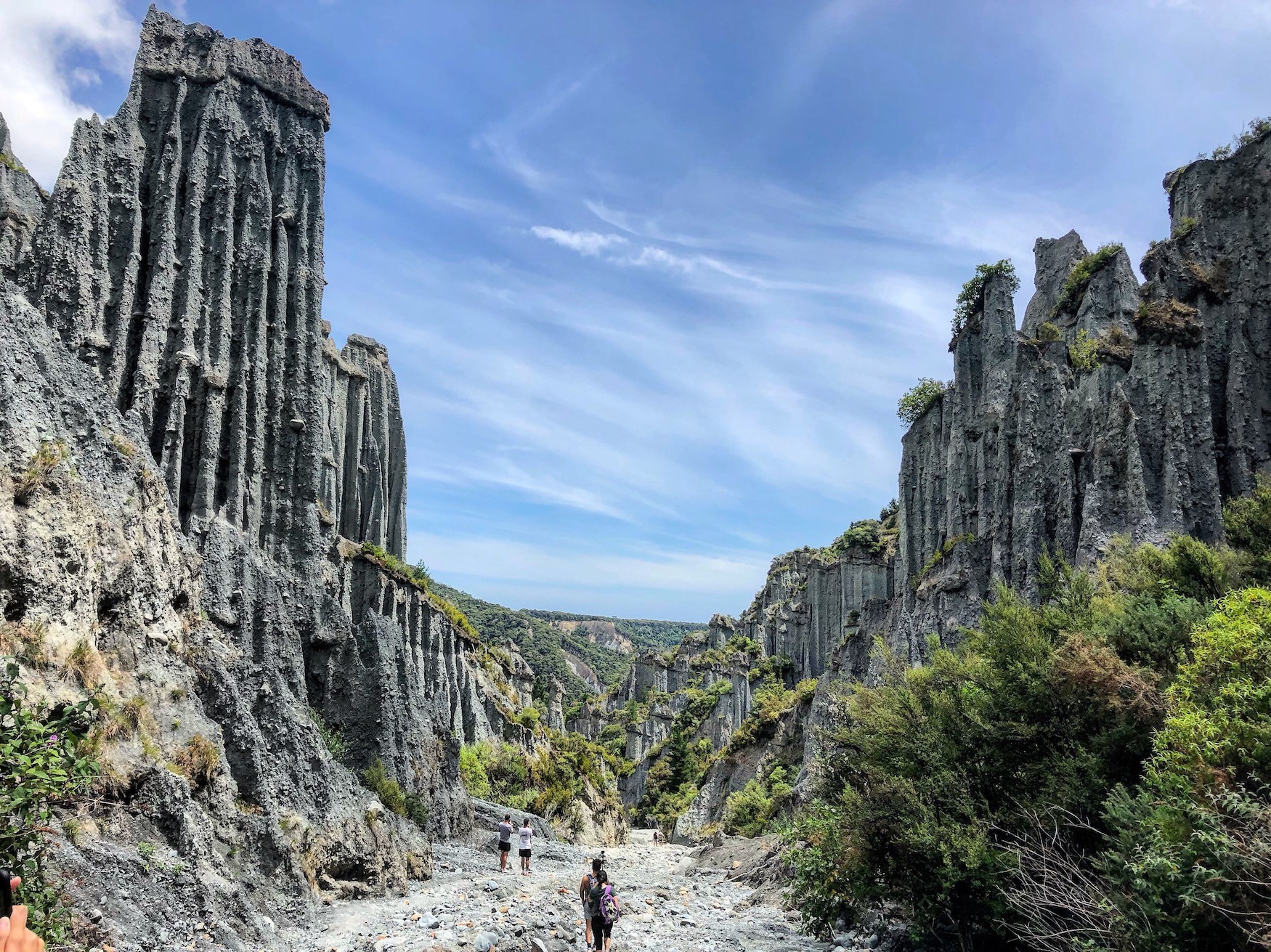 Reisende an den Putangirua Pinnacles in Neuseeland