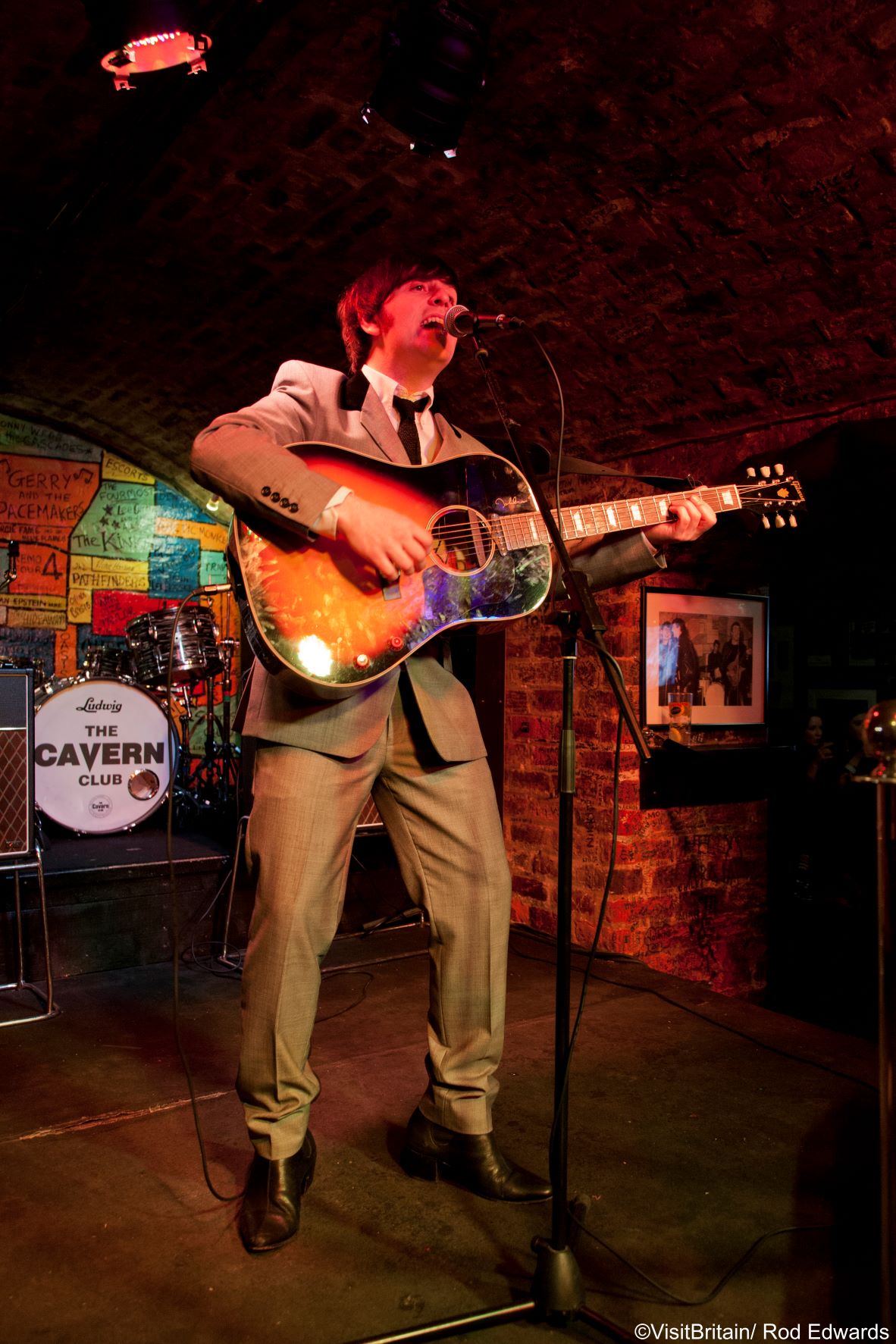 Ein Sänger und Gitarrist performt auf der Bühne im Tavern Club in Liverpool 