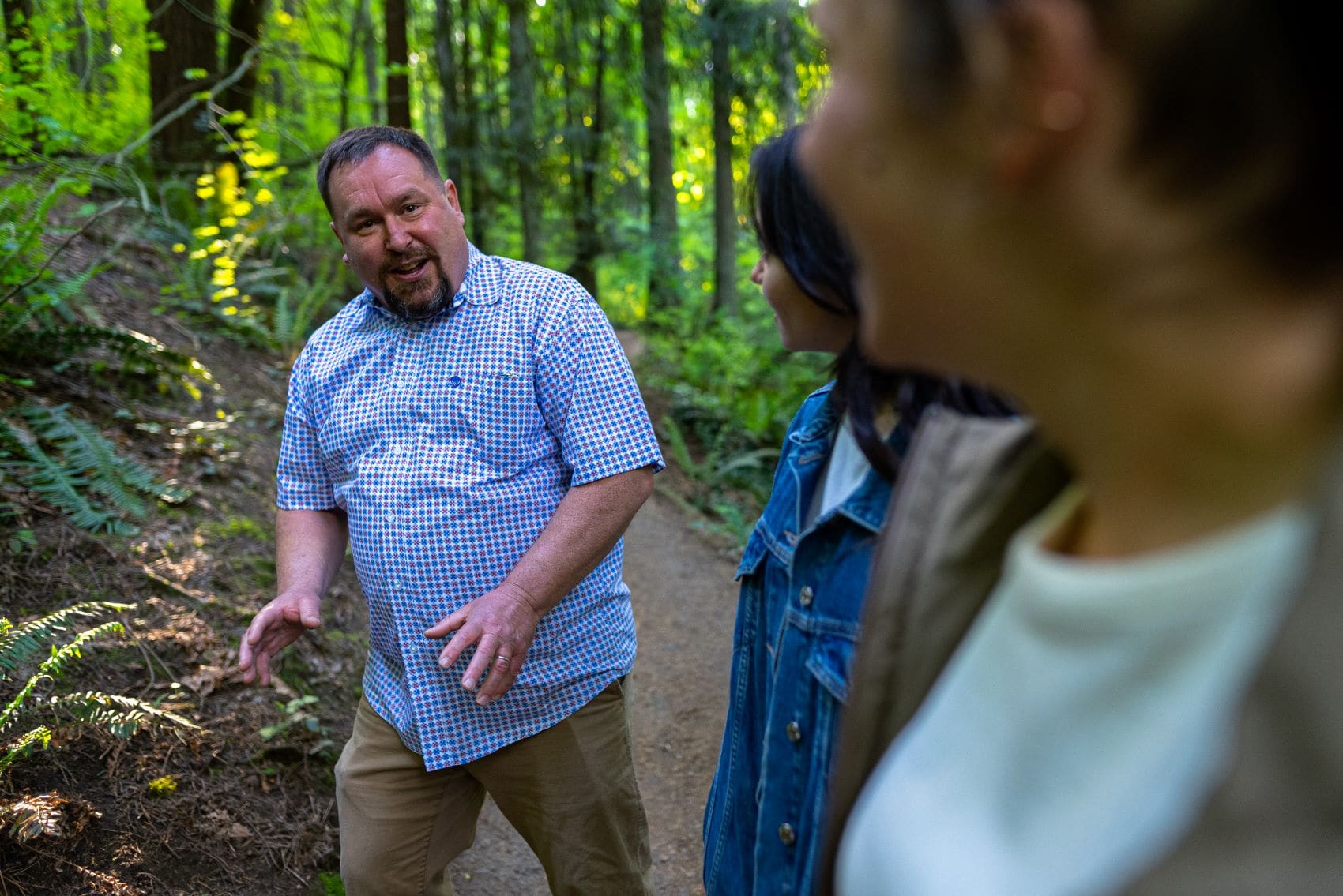 Oregon: Guide Phil Soller mit Besuchern im Wald