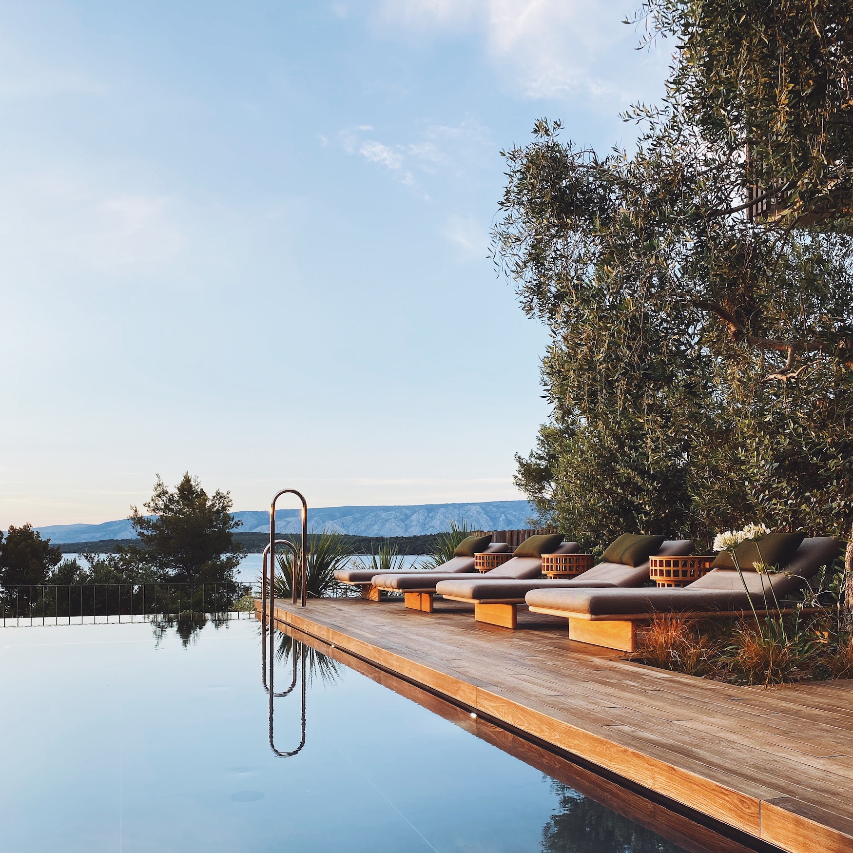 Sonnenuntergang über dem Pool mit Blick auf den Horizont