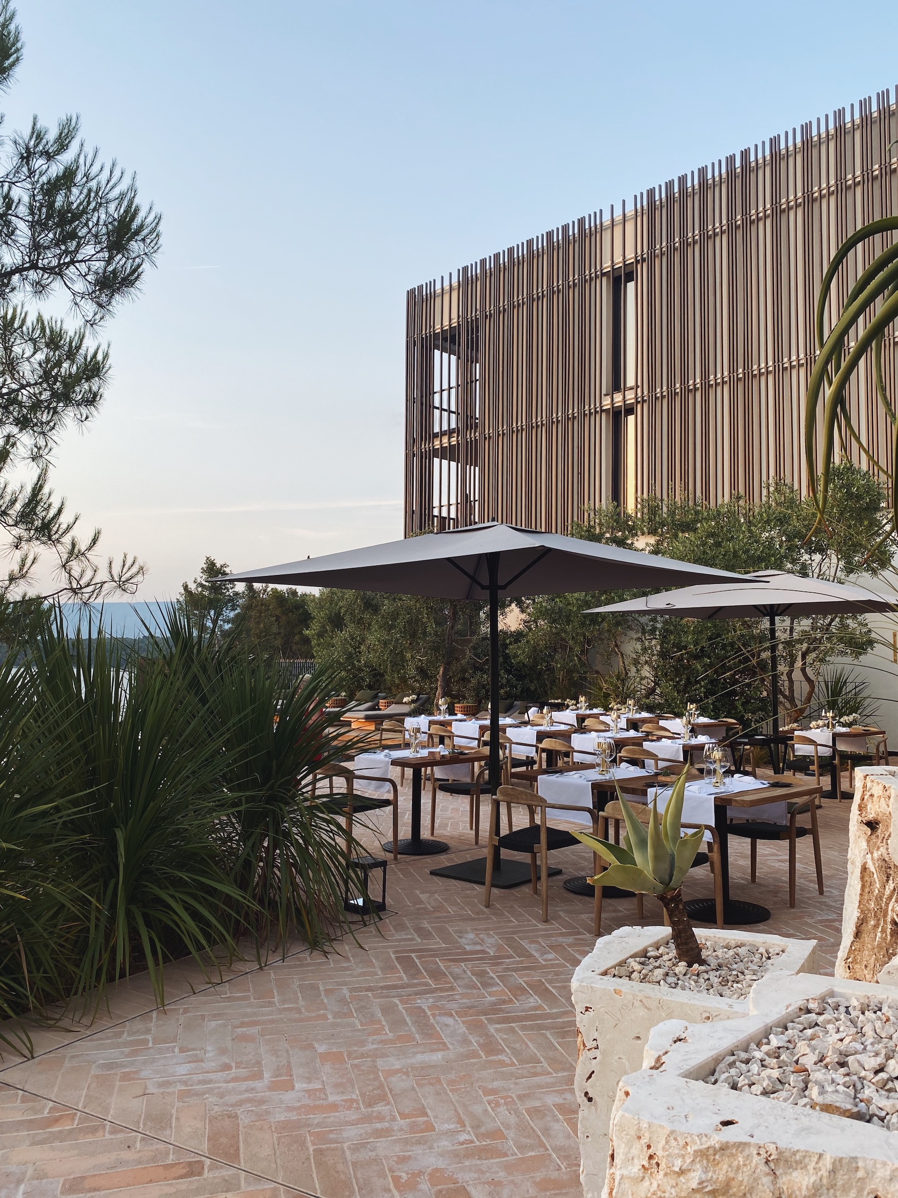 Restaurant im Maslina Resort mit Blick auf den Ozean