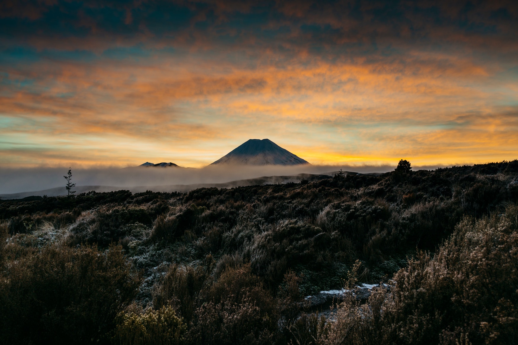 Sonnenaufgang über dem Mount Ngauruhoe im Tongariro Nationalpark