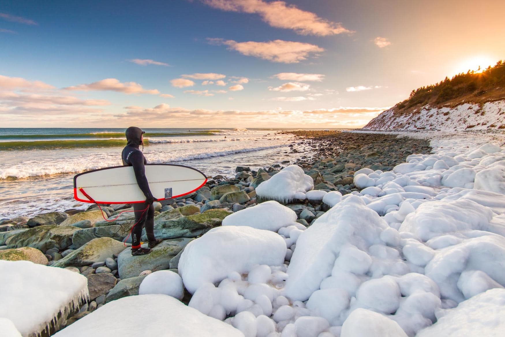 Surfen in Nova Scotia im Winter am Lawrencetown Beach Provincial Park