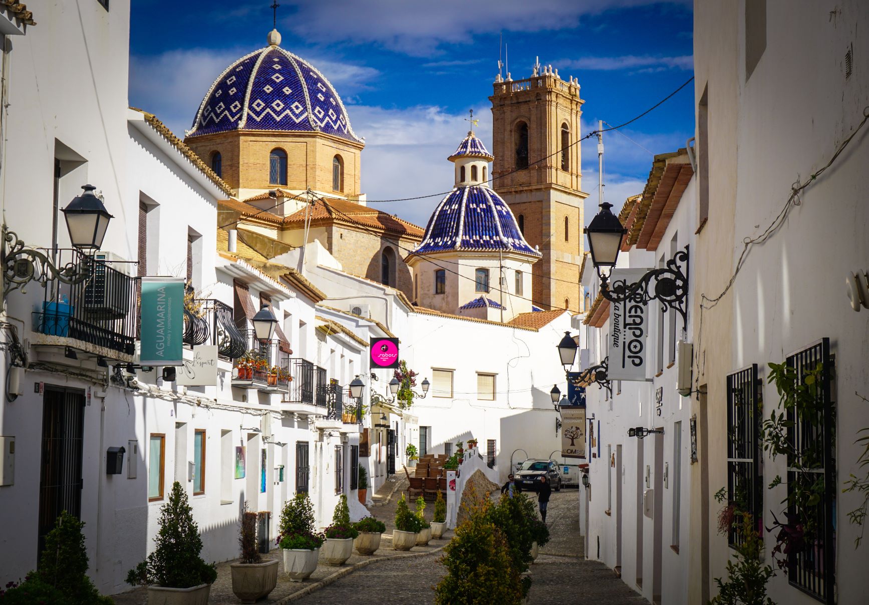 Gasse und Kirche in Altea an der Costa Blanca