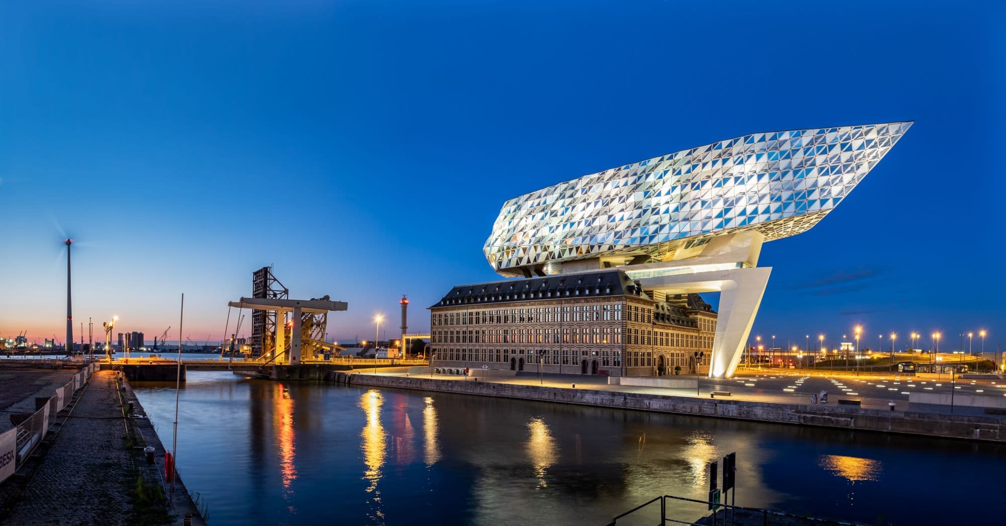Blick auf das Antwerp Port House in der Abenddämmerung
