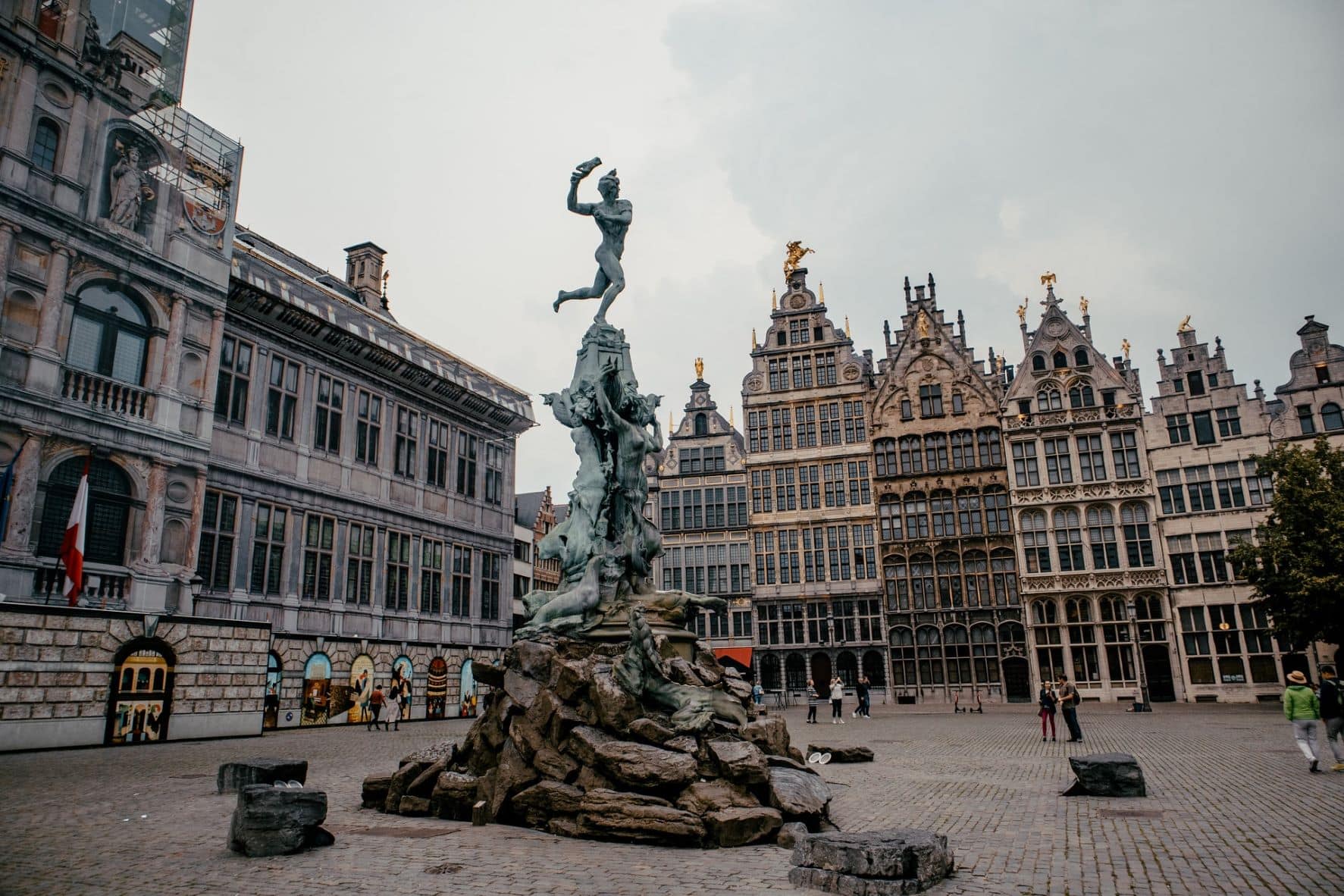 Brabo-Skulptur auf dem Grote Markt in Antwerpen