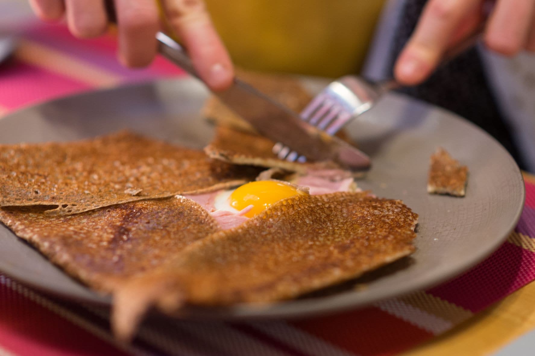 Buchweizen-Crepe mit Spiegelei und Kochschinken