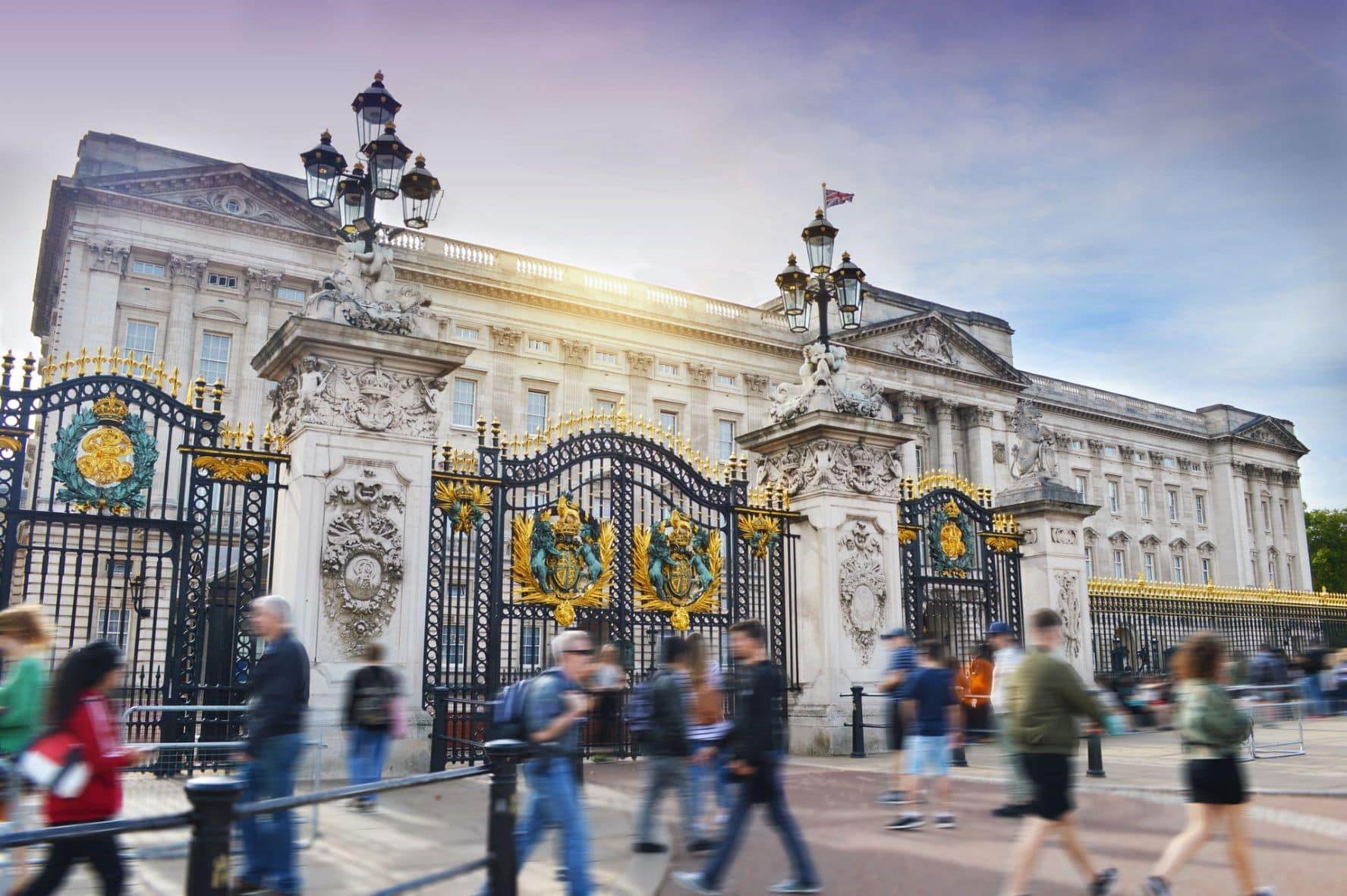 Passanten vor dem Buckingham Palace 