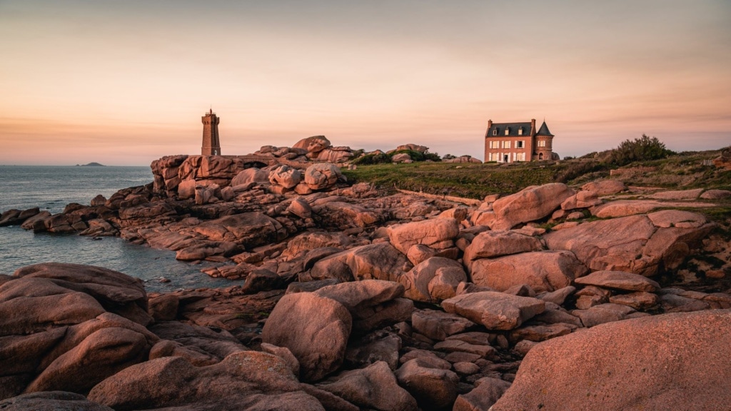 Leuchtturm und Haus an der Côte de Granit Rose