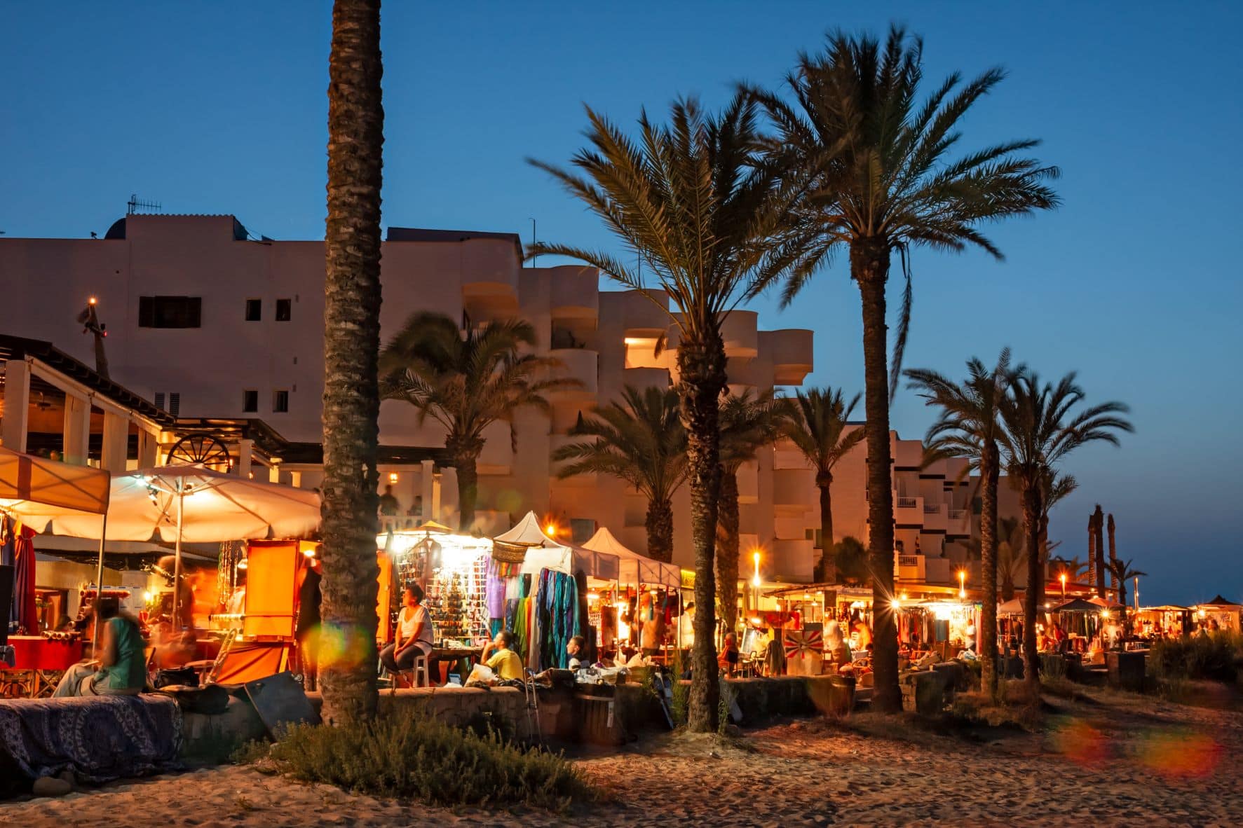 Marktstände am Abend in Es Pujols, Formentera