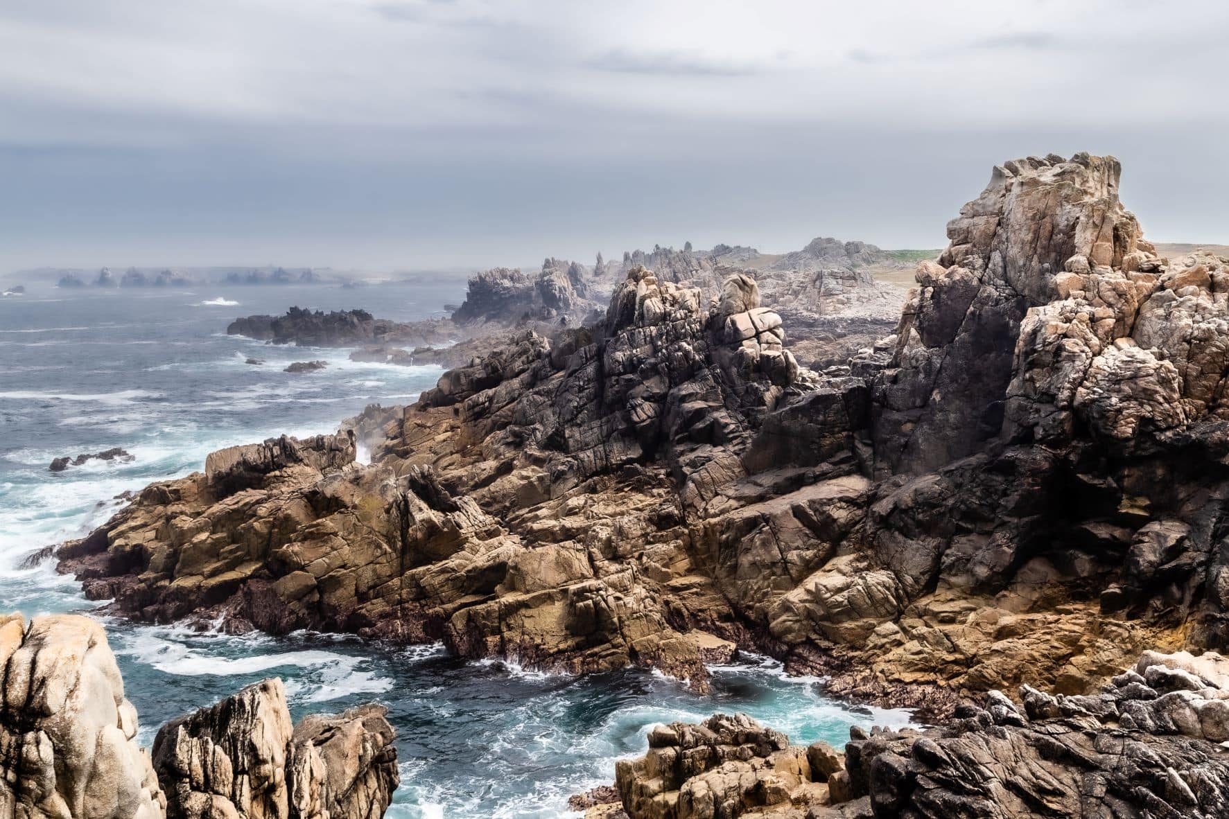 Felsküste auf der Insel Quessant in der Bretagne