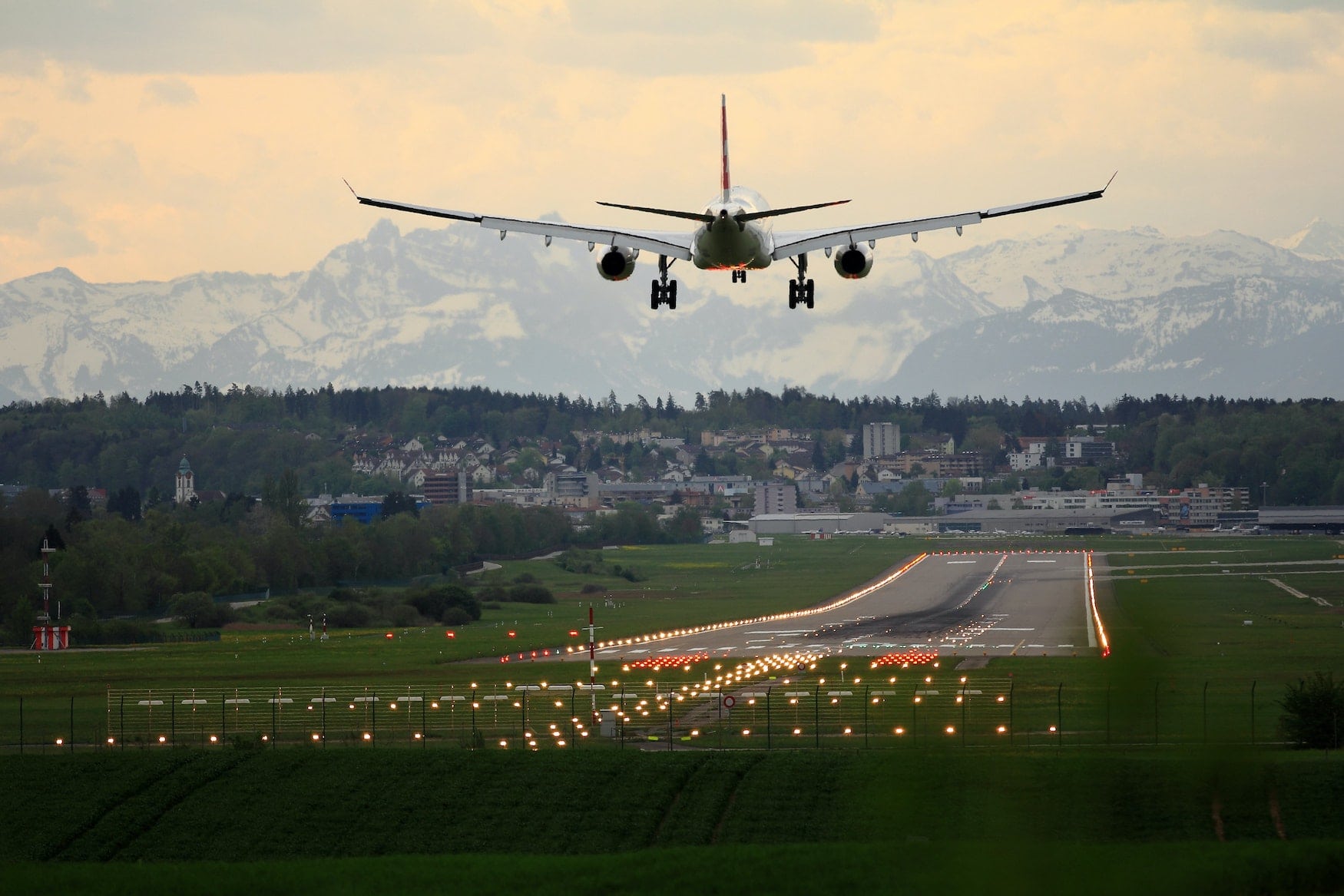 Flugzeug beim Anflug mit Bergen
