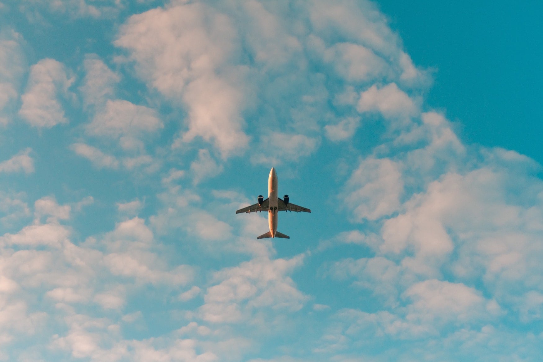 Flugangst Erfahrungen_Flugzeug am Himmel