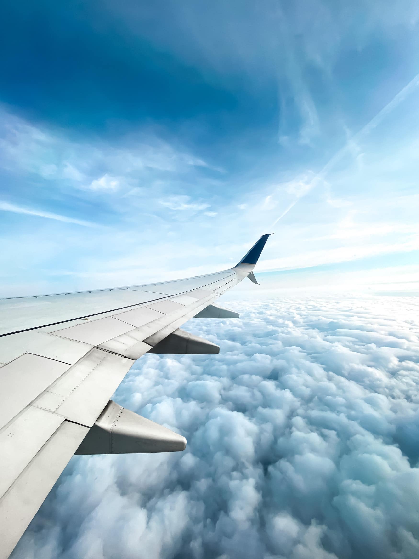 Flugangst Erfahrungen: Flugzeug-Flügel über den Wolken