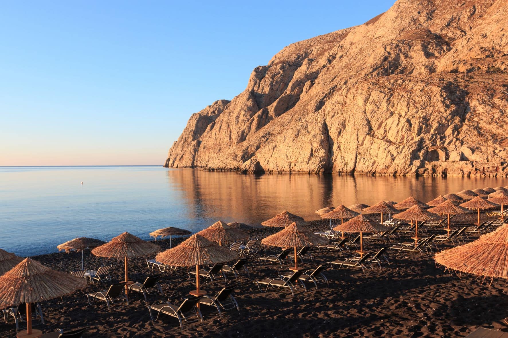 Leerer Kamari-Strand auf Santorin 